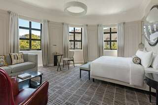 Отель Tbilisi Marriott Hotel Тбилиси Junior Suite, Executive lounge access, 1 King, Sofa bed-1