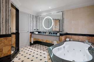 Отель Tbilisi Marriott Hotel Тбилиси Junior Suite, Executive lounge access, 1 King, Sofa bed-7